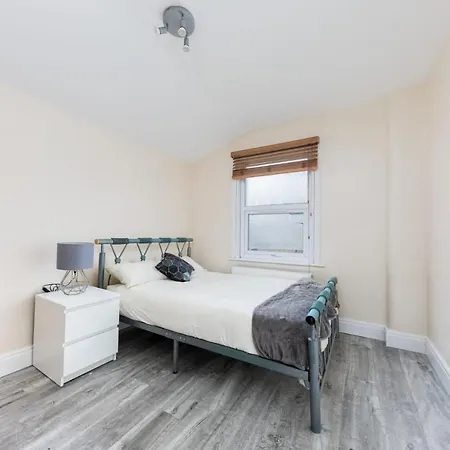 Cozy 4 Bedroom In Hackney, Holiday home *