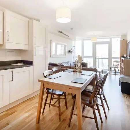 Brixton/clapham 2 Bed Flat, Large Balcony, Parking London