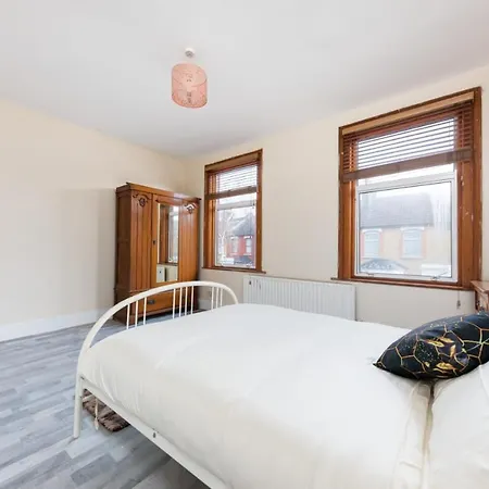 Cozy 4 Bedroom In Hackney,