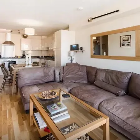Brixton/clapham 2 Bed Flat, Large Balcony, Parking * London