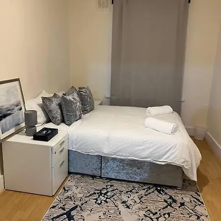 003- Lovely 1-bedroom Very Close To *