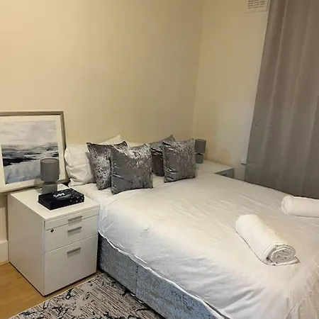 Apartment 003- Lovely 1-bedroom Very Close To