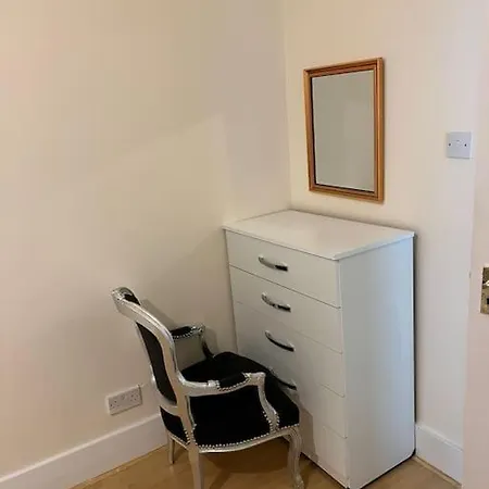 003- Lovely 1-bedroom Very Close To Apartment *