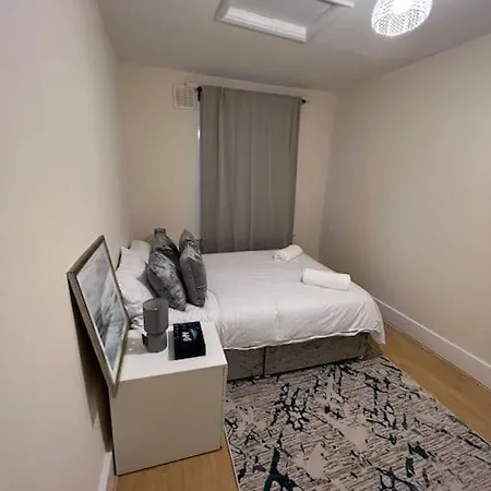 Apartment 003- Lovely 1-bedroom Very Close To *