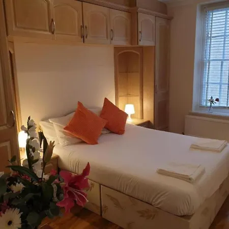 Beautiful 2 Bedroom Flat In Frampton Street London