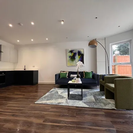 Star Finchley Road 3-bed Escape With Garden