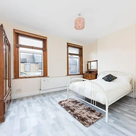 Cozy 4 Bedroom In Hackney, London