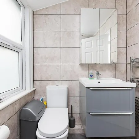 Cozy 4 Bedroom In Hackney, Holiday home