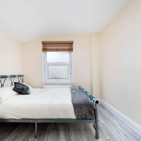 Cozy 4 Bedroom In Hackney, Holiday home *