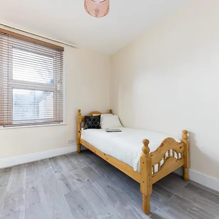 Cozy 4 Bedroom In Hackney, London