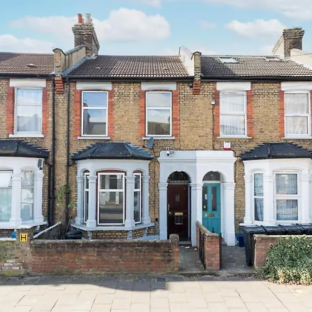 Cozy 4 Bedroom In Hackney, Holiday home *