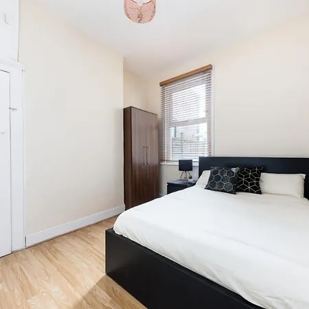 Cozy 4 Bedroom In Hackney, London