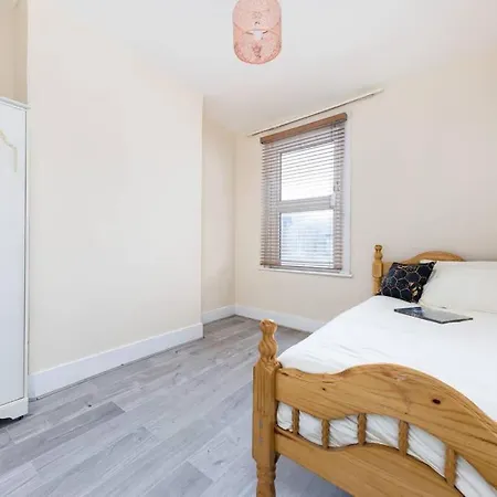 Cozy 4 Bedroom In Hackney,