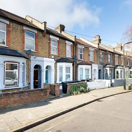 Cozy 4 Bedroom In Hackney,