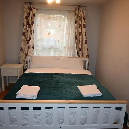 And Quiet Flat In London! Close To Station