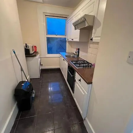 Apartment 003- Lovely 1-bedroom Very Close To *
