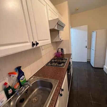 Apartment 003- Lovely 1-bedroom Very Close To London