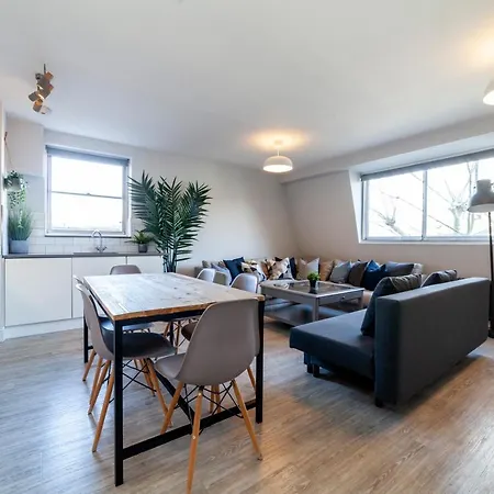 Perfect Location & Spacious Kensington Flat * London