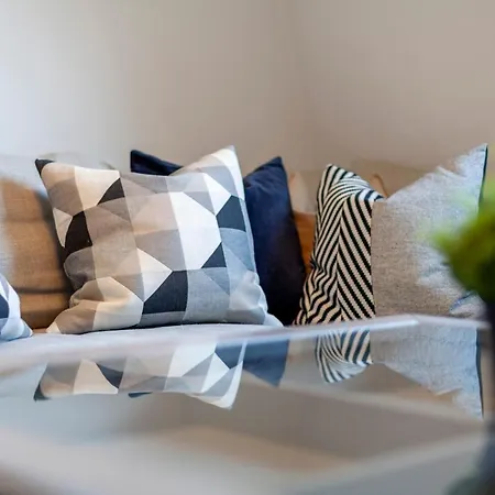 Perfect Location & Spacious Kensington Flat Apartment *