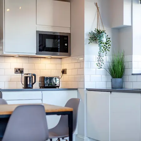 Perfect Location & Spacious Kensington Flat