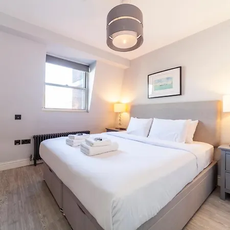 Apartment Perfect Location & Spacious Kensington Flat
