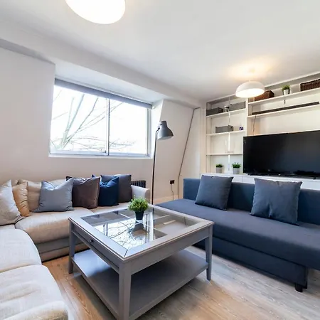 Apartment Perfect Location & Spacious Kensington Flat *