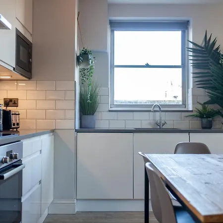 Perfect Location & Spacious Kensington Flat