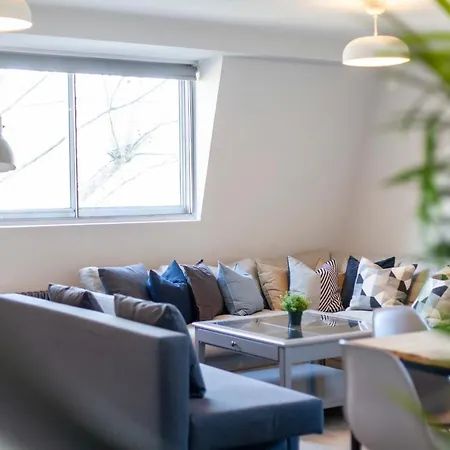 Perfect Location & Spacious Kensington Flat Apartment *