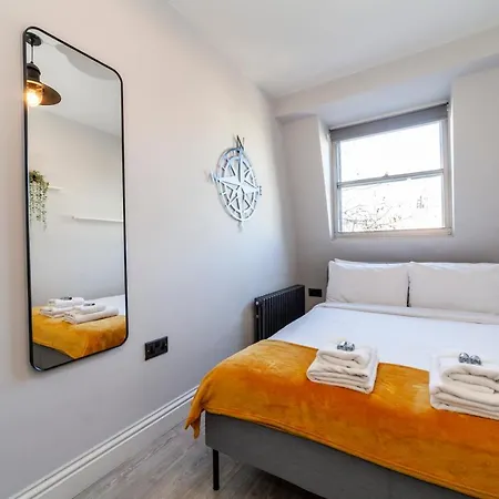 Perfect Location & Spacious Kensington Flat *