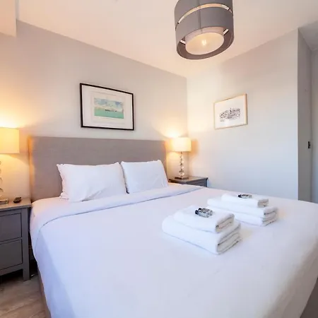 Perfect Location & Spacious Kensington Flat * London