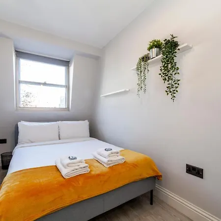 Apartment Perfect Location & Spacious Kensington Flat London