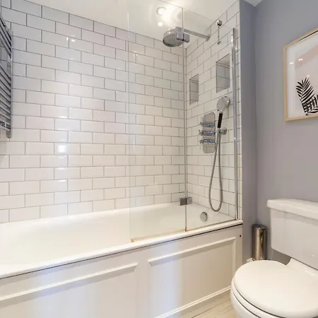 Apartment Perfect Location & Spacious Kensington Flat London
