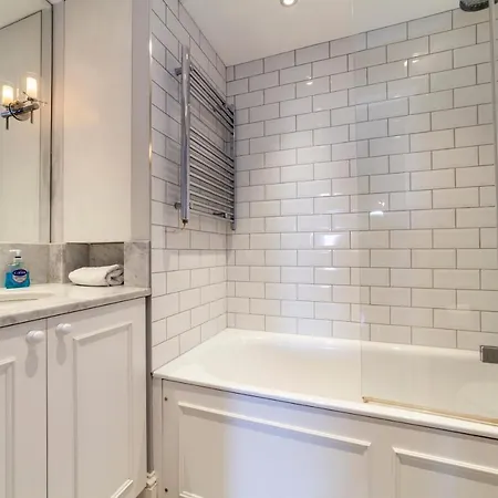 Perfect Location & Spacious Kensington Flat Apartment