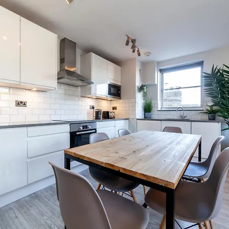 Perfect Location & Spacious Kensington Flat *