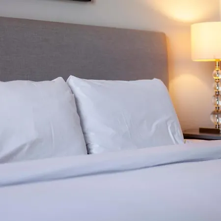Apartment Perfect Location & Spacious Kensington Flat *