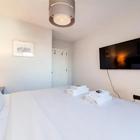 Perfect Location & Spacious Kensington Flat * London