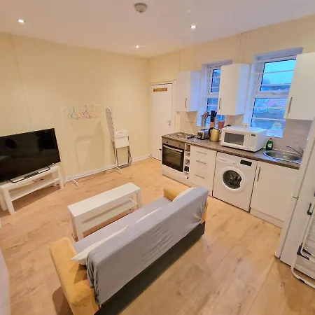 Super Studio With Two Bedrooms - Five Minutes From The Station! *
