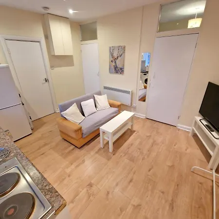 Appartement Super Studio With Two Bedrooms - Five Minutes From The Station! *