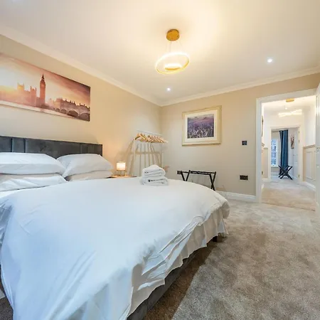 Holiday home Brand New Luxury House - Sleeps 8 London