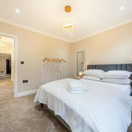 Brand New Luxury House - Sleeps 8 Holiday home