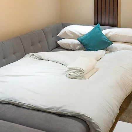Brand New Luxury House - Sleeps 8 *