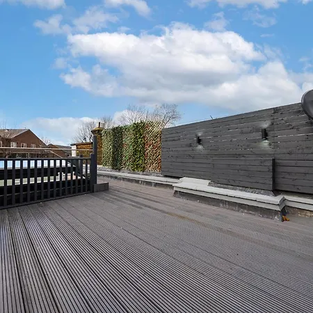 Holiday home Brand New Luxury House - Sleeps 8 *