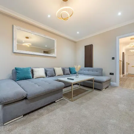 Brand New Luxury House - Sleeps 8