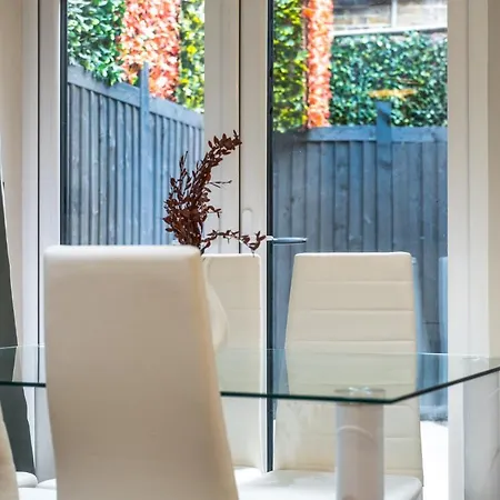 Brand New Luxury House - Sleeps 8 Holiday home London
