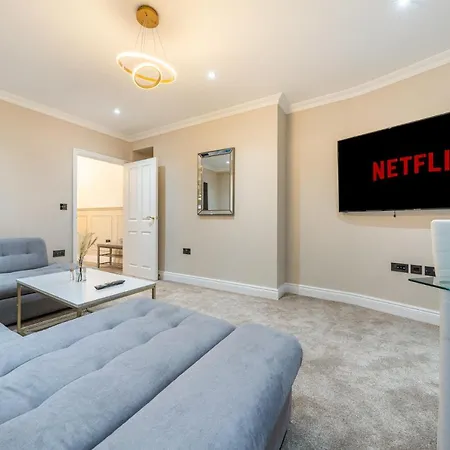 Brand New Luxury House - Sleeps 8 *