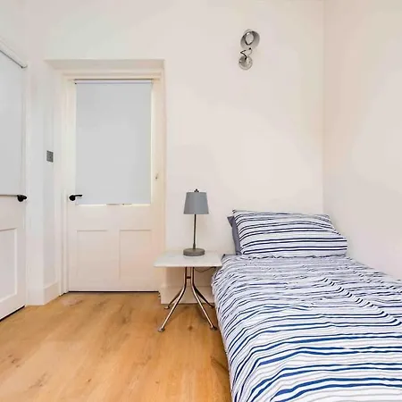 Stunning Notting Hill, 3 Bd, Fine Street, Garden Apartment *