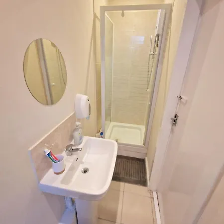 Super Studio With Two Bedrooms - Five Minutes From The Station! Appartamento