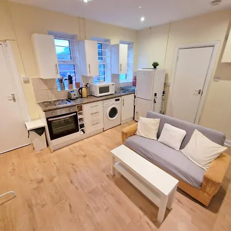 Super Studio With Two Bedrooms - Five Minutes From The Station! *