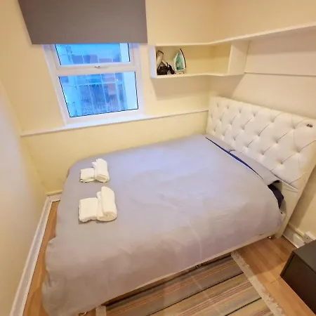 Super Studio With Two Bedrooms - Five Minutes From The Station! *