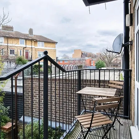 Apartment Chic 3 Bed Near Bridge With Balcony